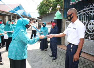 TP-PKK Kabupaten Banjar bagikan masker gratis di Kecamatan Kertak Hanyar