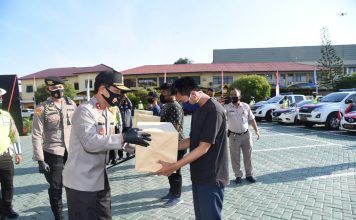 Kapolda Kalsel bagikan 2.450 paket sembako dan 6.050 masker