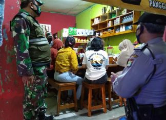 Petugas gabungan Kebon Jeruk gelar Operasi Yustisi cegah Covid-19