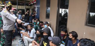 Karena datang bergerombol, petugas gabungan amankan puluhan remaja, 2 diantaranya positif Covid19