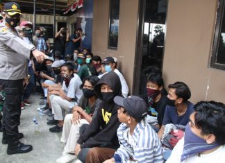 Karena datang bergerombol, petugas gabungan amankan puluhan remaja, 2 diantaranya positif Covid19