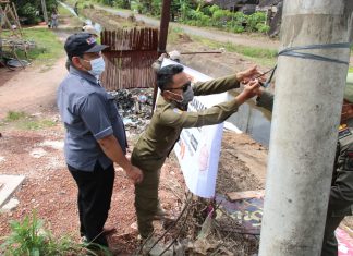 Petugas gabungan menertibkan sejumlah APK paslon yang masih terpasang