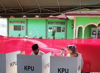 Bupati H.Khalillurahman menggunakan hak pilihnya di TPS 01 Jalan Perwira Martapura