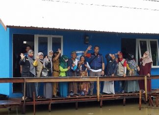 Pasangan suami isteri Kai Yusuf dan Nini Maysarah, terima kunci rumah barunya