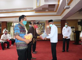 Pemprov Kalsel serahkan hibah alat adat ke Lembaga Adat Desa Banjar