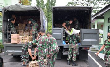 Bantu warga terdampak banjir, Danrem 101/Antasari bersama lnsan Maritim Banjarmasin serahkan bantuan sembako
