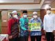 Bupati H. Saidi Mansyur, serahkan bonus kepada kafilah MTQ Kabupaten Banjar