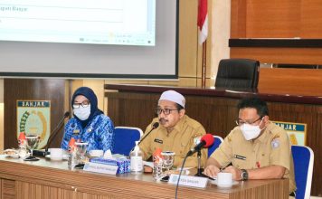 Kawasan jalan trotoar di Martapura diminta dihijaukan dengan aneka bunga kertas