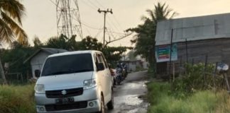 Kondisi ruas jalan kabupaten di Aluh Aluh memprihatinkan, selain berlobang juga terancam ‘longsor’