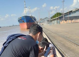 Speed boat membawa tenaga medis mengalami kecelakaan di Sungai Barito