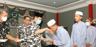 Berbagi untuk anak yatim piatu, Ketua Umum DPP Bapera Fahd A Rafiq berikan santunan