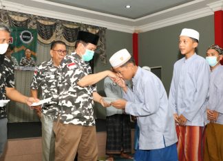 Berbagi untuk anak yatim piatu, Ketua Umum DPP Bapera Fahd A Rafiq berikan santunan