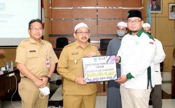Wakil Bupati Said Idrus serahkan dana hibah program YESS kepada 38 warga