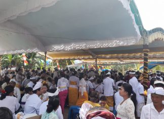 Bersihkan diri dari sifat buruk, ratusan Umat Hindu ikuti upacara Mepandes