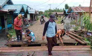 Ketua DPRD Kabupaten perbaikan jembatan Ulin di Sungai Pinang Lama dengan biaya sendiri