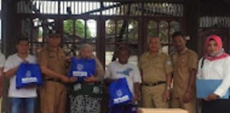 Pemkab Banjar saluran bantuan sembako dan terpal untuk korban musibah kebakaran keraton