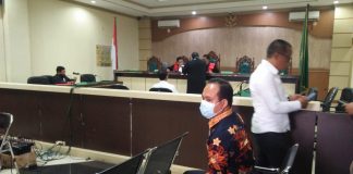 Mejelis hakim tunda sidang terdakwa Albertus Patarru dan terdakwa Suharyono