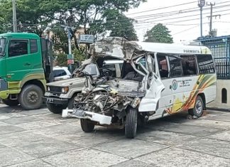 Minibus tabrak truk yang sedang parkir, 5 orang dinyatakan meninggal dunia