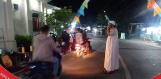 Ketua DPRD H.Muhammad Rofiqi ikut mengatur arus lalu lintas jamaah di haul KH Anang Syarani Arif