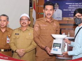 Saidi Mansyur pasang perdana cap tanda tera 2023 di alat ukur, timbang dan takar