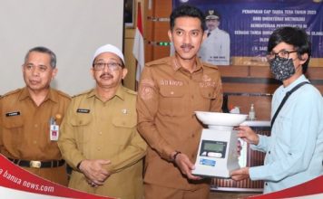 Saidi Mansyur pasang perdana cap tanda tera 2023 di alat ukur, timbang dan takar