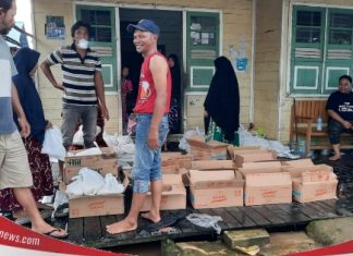 Warga Pekauman gembira terima bantuan sembako dari Ketua DPRD H.Muhammad Rofiqi