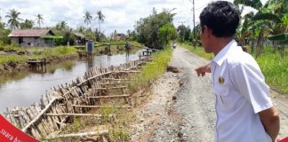 Kendati sudah dilakukan penyiringan, permukaan bibir ruas jalan di Desa Tanjung Harapan kembali “tahantak”