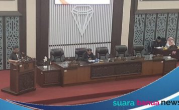 Karena unsur pimpinan berhalangan hadir, rapat paripurna DPRD Kabupaten Banjar dipimpin anggota komisi