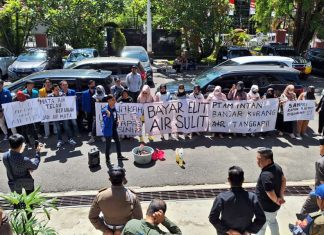 Puluhan ibu ibu menyampaikan aspirasi buruknya pelayanan PTAM Intan Banjar halaman gedung DPRD Banjar