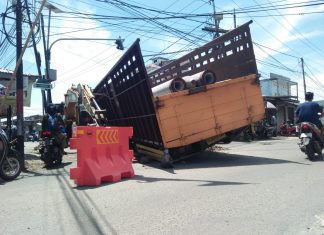 Mobil truk angkut tiang pancang beton amblas tutupi sebagian jalan Padat Karya bikin macet, polisi dan Dishub bantu atur jalan macet