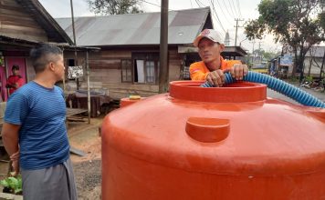 Kendati hujan mengguyur dalam sepekan terakhir, BPBD Banjar masih melakukan distribusi air bersih kesejumlah desa