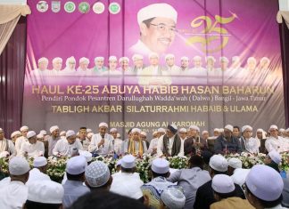 Bupati Saidi Mansyur bersama ribuan jamaah hadiri haul ke 25 Abuya Habib Hasan Baharun di Masjid Agung Al Karomah