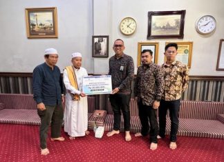 Bank Kalsel salurkan bantuan kepada Masjid Agung Al-Karomah Martapura sebesar Rp. 50 juta