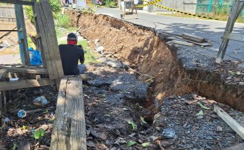 Ruas jalan Inayatullah bagian samping, menurun sedalam 150 centimeter
