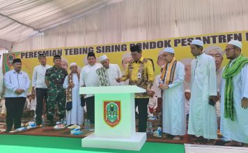 Gubernur H. Sahbirin Noor meresmikan Tebing Siring Pondok Pesantren Darussalam Martapura