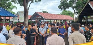 Tuntut dana kompensasi tambang galian c, ratusan warga datangi Kantor Desa Awang Bangkal