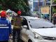 Usai di parkir pemiliknya, sebuah minibus di Martapura tertimpa pohon tumbang