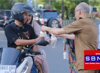 Sambut 10 Muharram 1446 H, keluarga besar Sekretariat DPRD Kabupaten Banjar bagikan Bubur Asyura