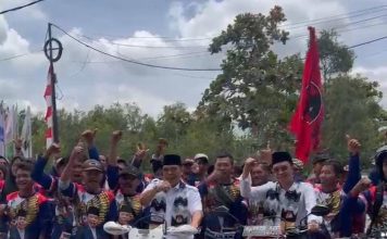 Puluhan massa naik motor trail, iringi pasangan Mujiyat-Fahrin daftar Pilkada Batola