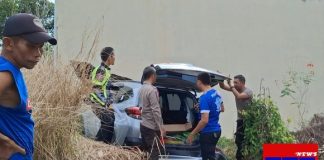Akibat hilang kendali, mobil Toyota Rush tabrak sebuah warung dan bangunan dapur rumah warga