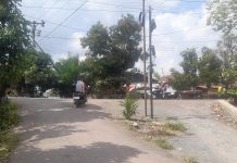 Warga keluhkan keberadaan dua buah tiang Telkom di pertigaan jalan trans Kalimantan dan Ray 17