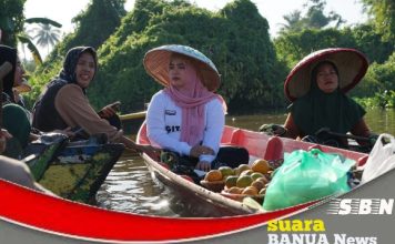 Nurgita Tiyas, sapa warga dan pedagang Pasar Terapung Lok Baintan