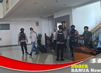 KPK geledah Kantor Gubernur Kalsel dan bawa satu koper hitam