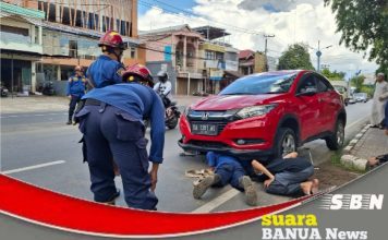 Hilang kendali, pengemudi mobil HRV tabrak median jalan hingga terbalik