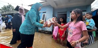 TP PKK Kabupaten Banjar kunjungi lokasi banjir dan berikan bantuan, Nurgita Tiyas : harus ada revitalisasi drainase