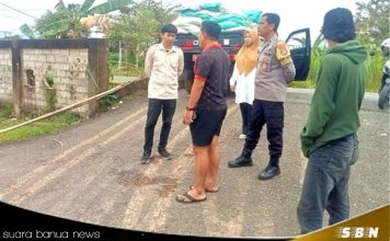 Angkutan sampah yang melintas di pemukiman Komplek Rahayu di keluhkan warga