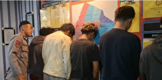 Bawa senjata tajam, belasan remaja diamankan warga kemudian diserahkan ke polisi