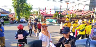 Kesbangpol Batola gelar aksi pembagian bendera merah putih untuk semarakkan HUT ke-80 RI