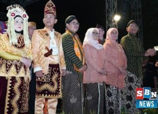 Walikota Banjarmasin meriahkan Karnaval Budaya Nusantara JKPI ke-11 di Yogyakarta dengan busana adat Banjar