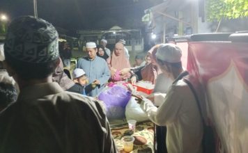Warga Pemurus Dalam sediakan makanan gratis untuk jamaah haul Guru Sekumpul